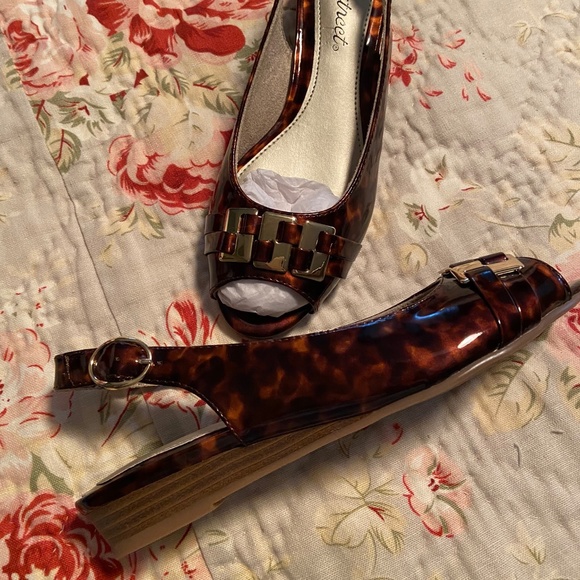 NWOT, NIB Easy Street Tortoise Patent, slingback/peep toe, gold buckle, 6.5 - Picture 2 of 6